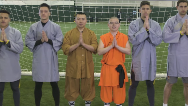 Alexis Sanchez and Mesut Ozil try Kung Fu 