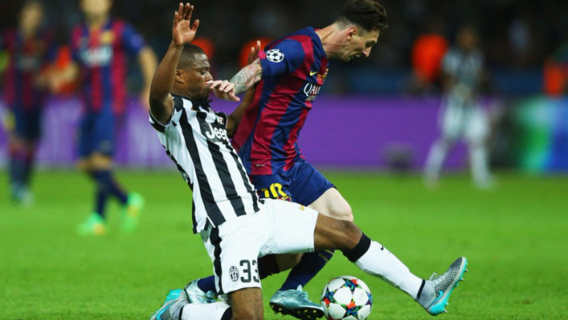 Lionel Messi Stopped By Defenders