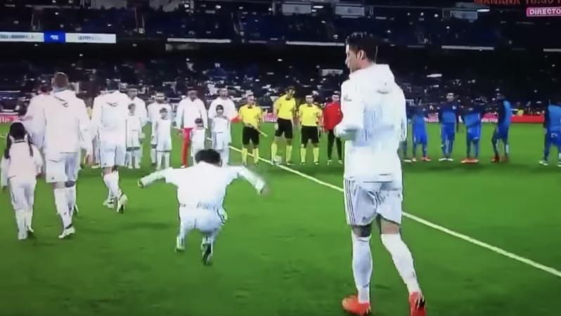 Kid Impersonates Cristiano Ronaldo 