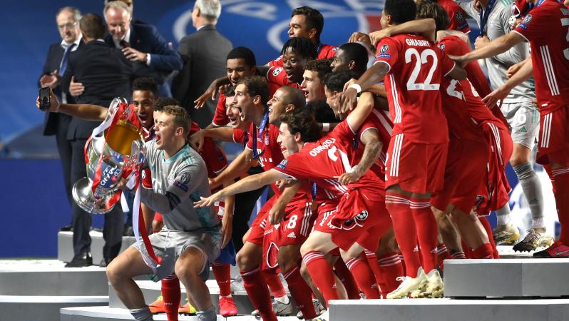 Bayern holds up Champions League trophy