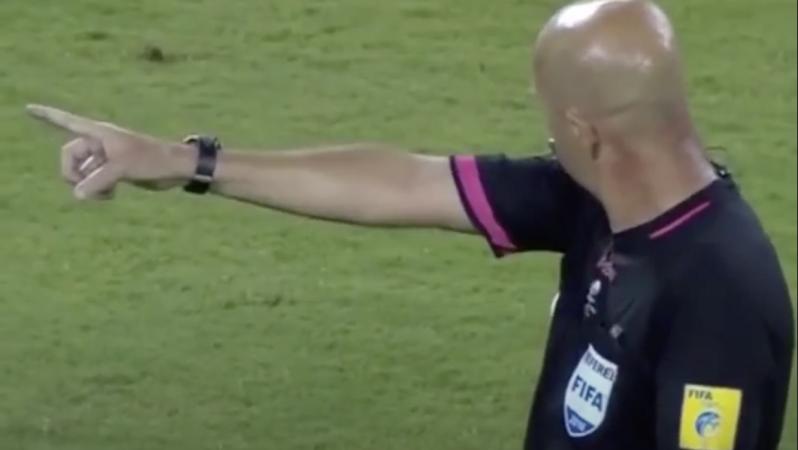 El Árbitro Héber Gomes Haciendo Algunos Movimientos