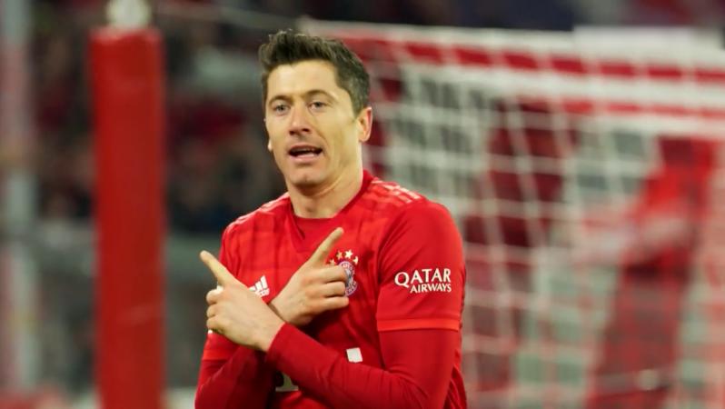 Lewandowski celebrates a goal.