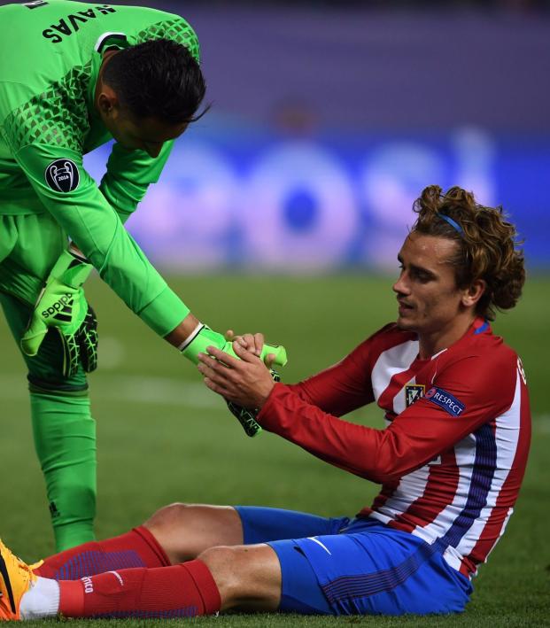 Keylor Navas And Antoine Griezmann Shake Hands After Match