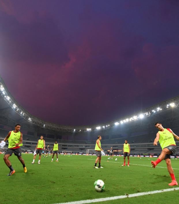 Arsenal players train in Shanghai