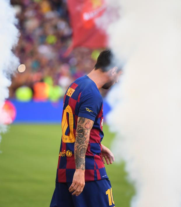 Leo Messi Takes The Pitch Before Barça Friendly vs. Arsenal