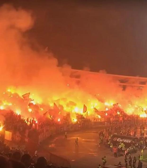 lysere gå ind dobbelt See Footage Of The Craziest Fans In The World At The Eternal Derby