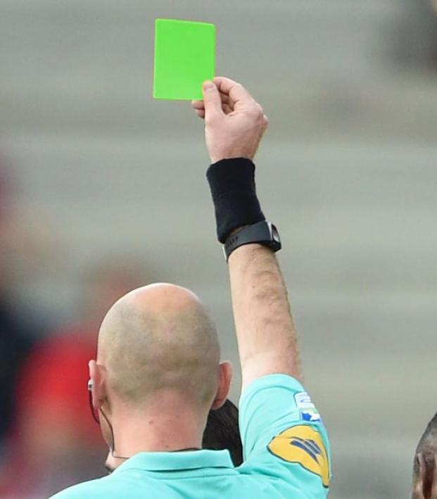 player-shown-first-ever-green-card-in-an-italian-serie-b-match-the18