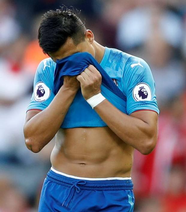 Alexis Sanchez Is Fat And Tens Of Thousands Want Him To Split Up With His Girlfriend