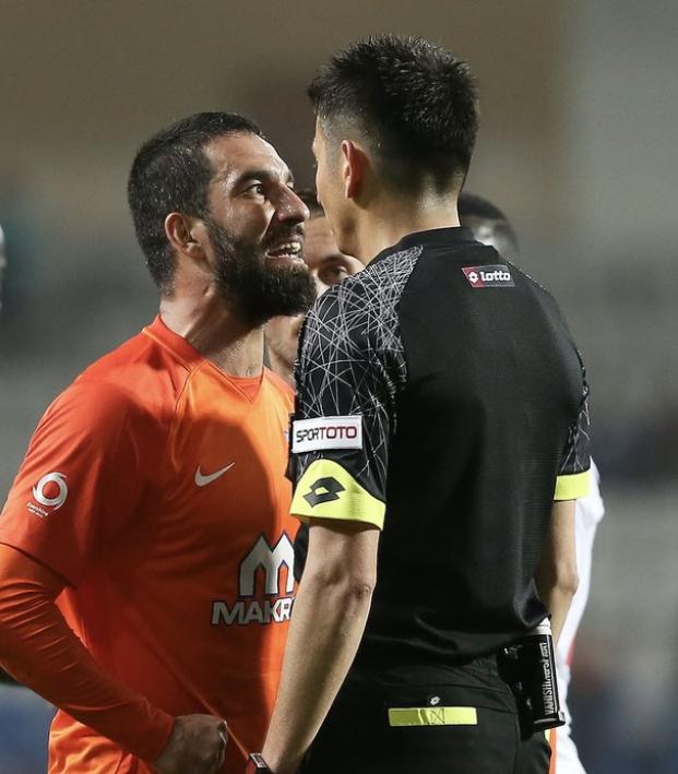 malt Ordsprog Ligegyldighed Arda Turan Shoves An Official And Receives A 16-Game Ban