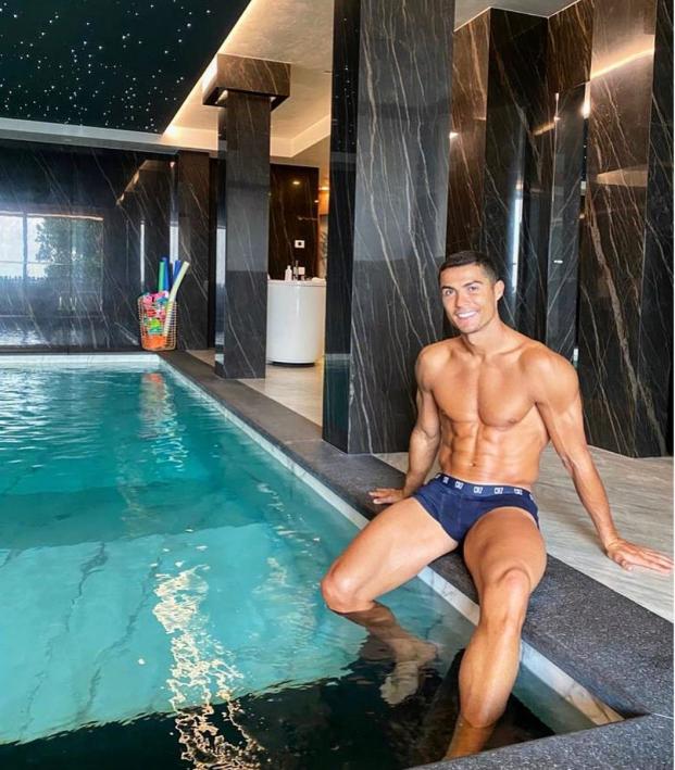 Cristiano Ronaldo Quarantine Features Half-Nude Photo Post