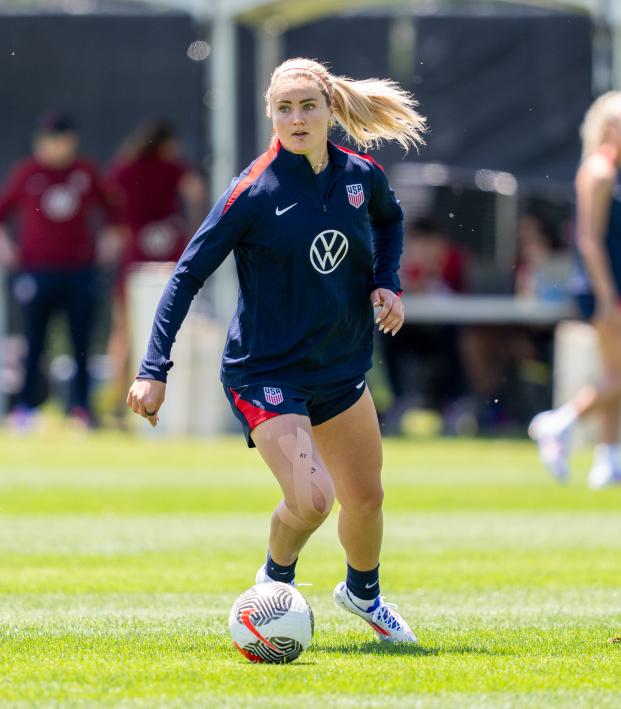 Lindsey Horan of the USWNT dribbles during training