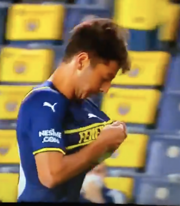 Player Tries To Kiss Badge