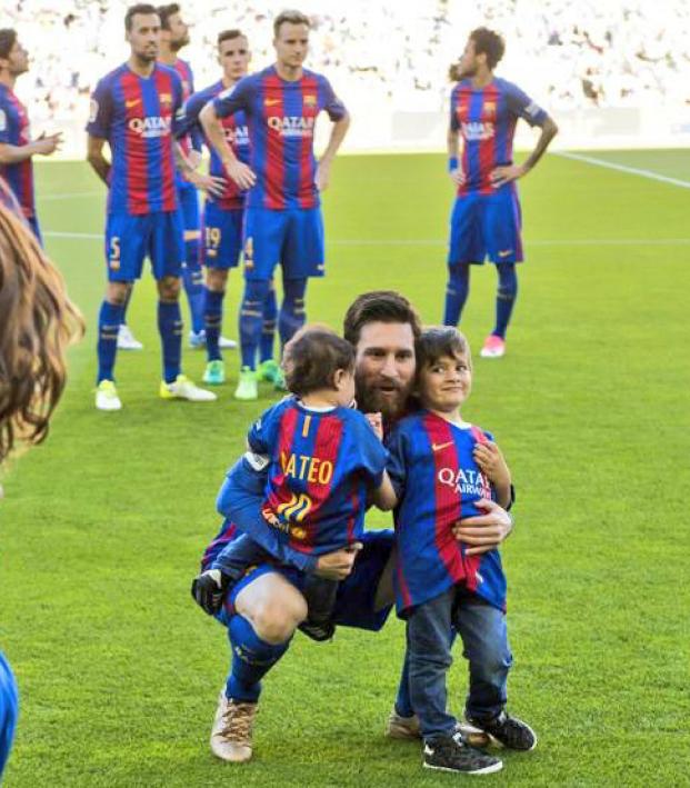 Luis Suarez and Lionel Messi's kids visit with their dads before the match