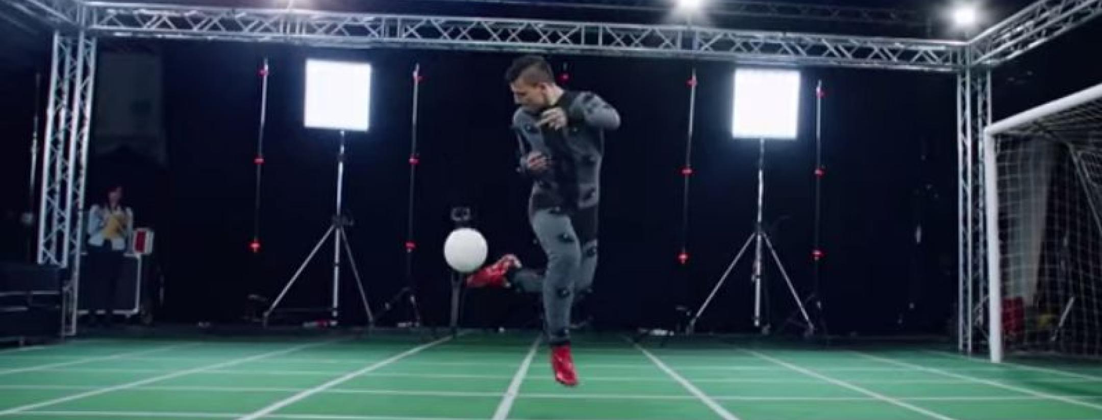 Sergio Aguero performs a rainbow in FIFA 16's new commercial