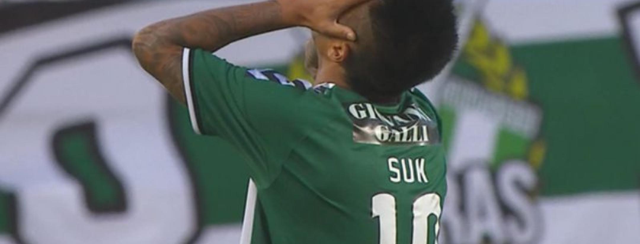 Hyun-Jun Suk de rodillas, cubriendo su rostro en estado de shock