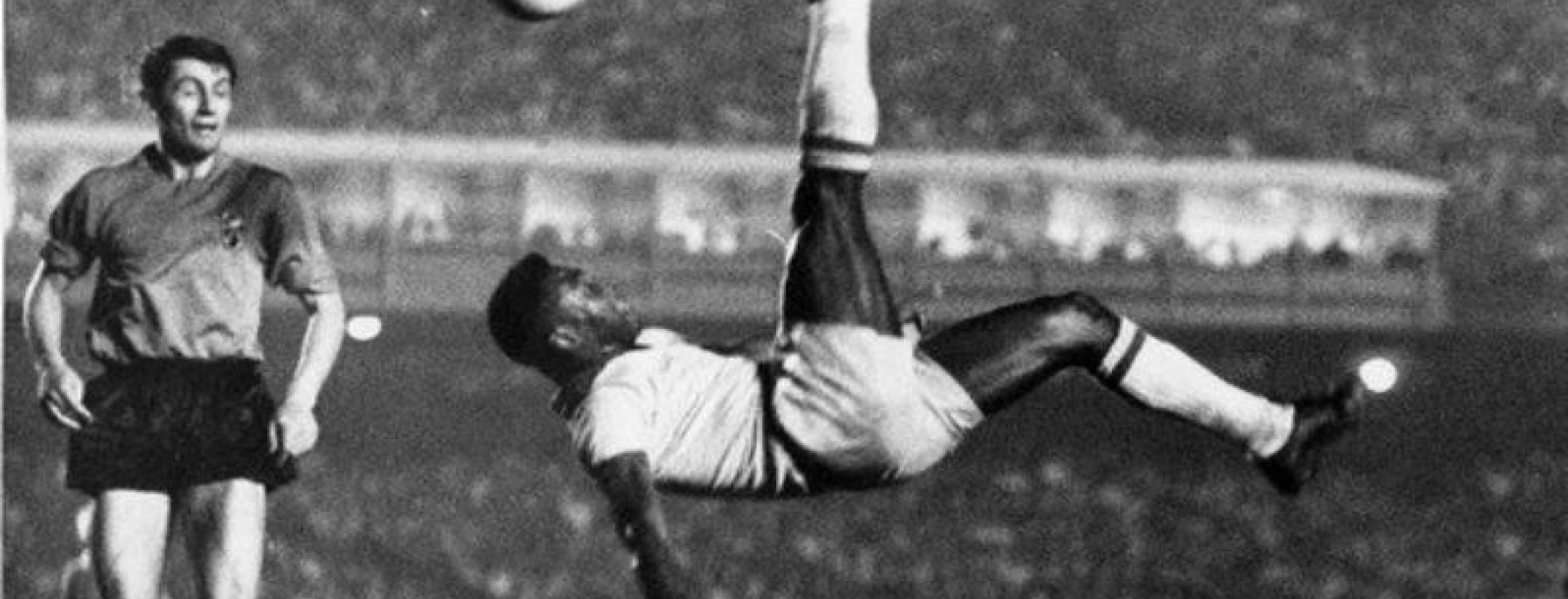 Pele performing a bicycle kick.