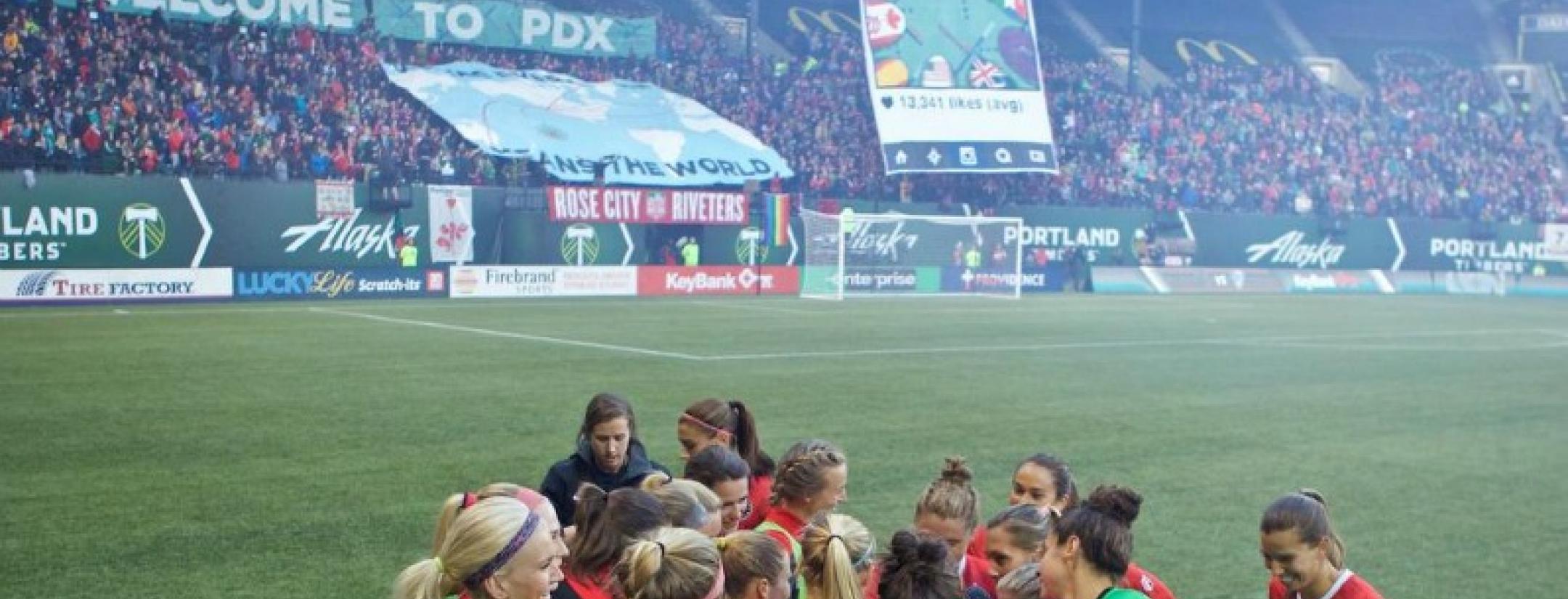 tifo-portland-thorns-rose-city-riveters-awesome-soccer-fans-signs-teamwork