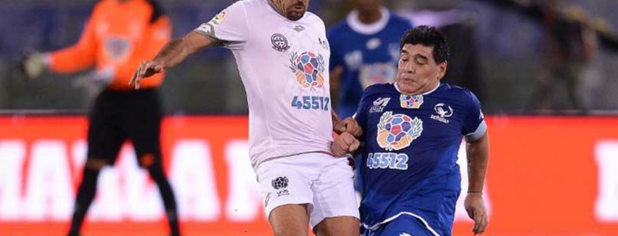 Diego Maradona fights Juan Sebastian Veron