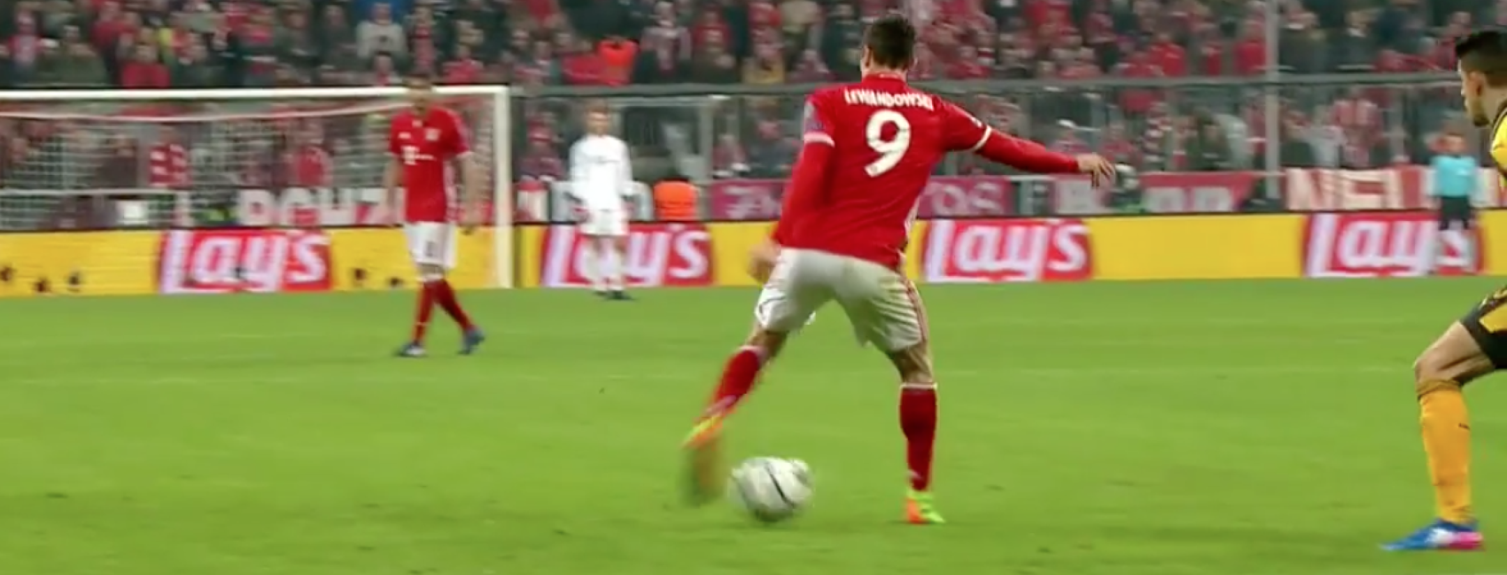 Robert Lewandowski flick to Thiago