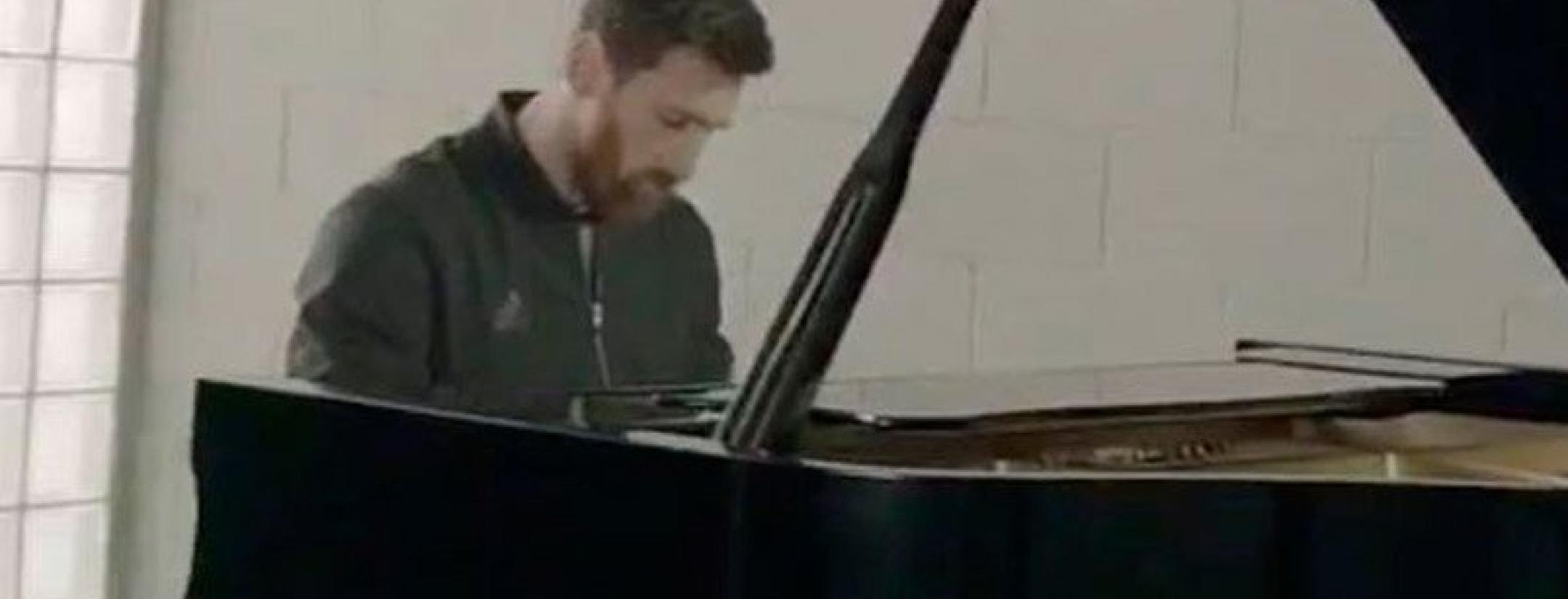 Messi playing the piano