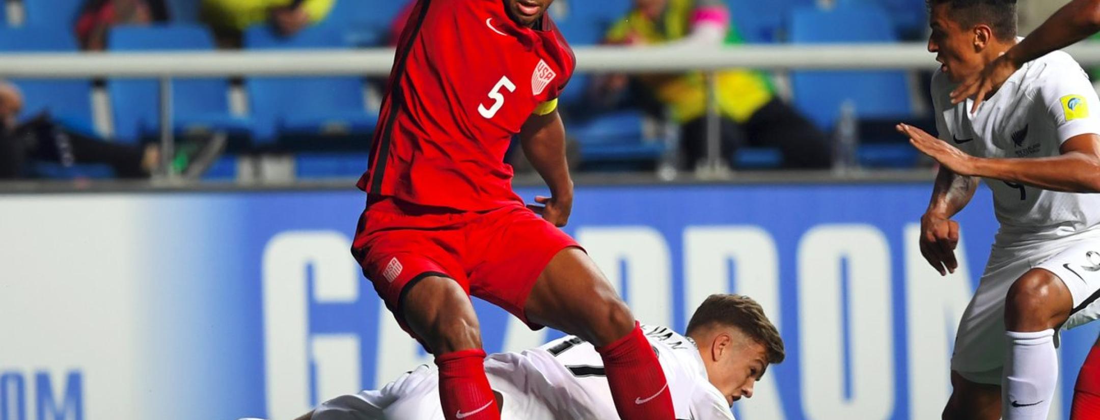 Erik Palmer-Brown Signs Contract With Manchester City