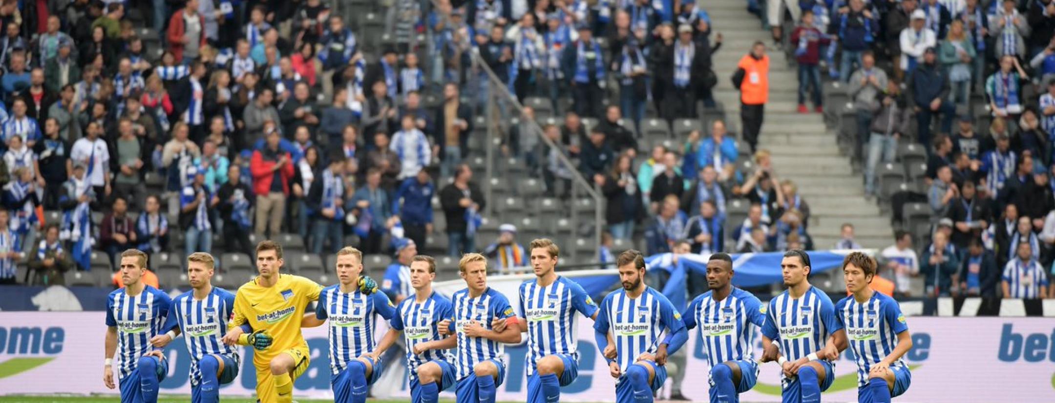 Hertha Berlin kneel