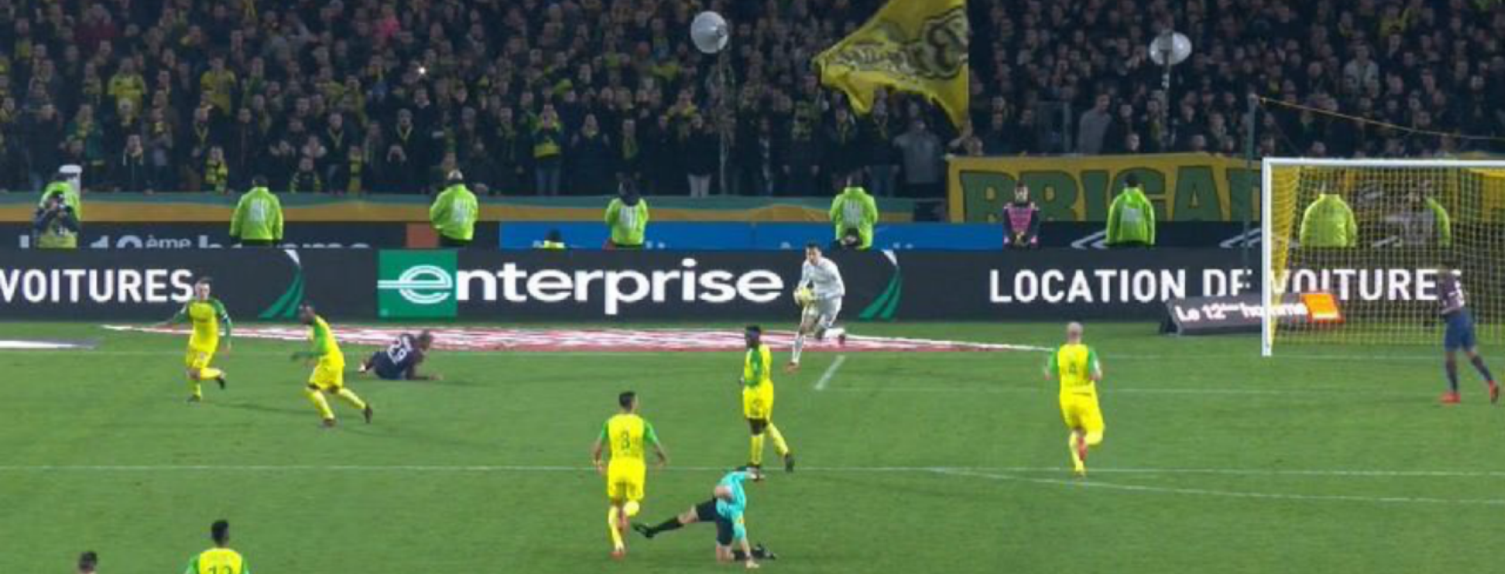 Ligue 1 referee kicks player