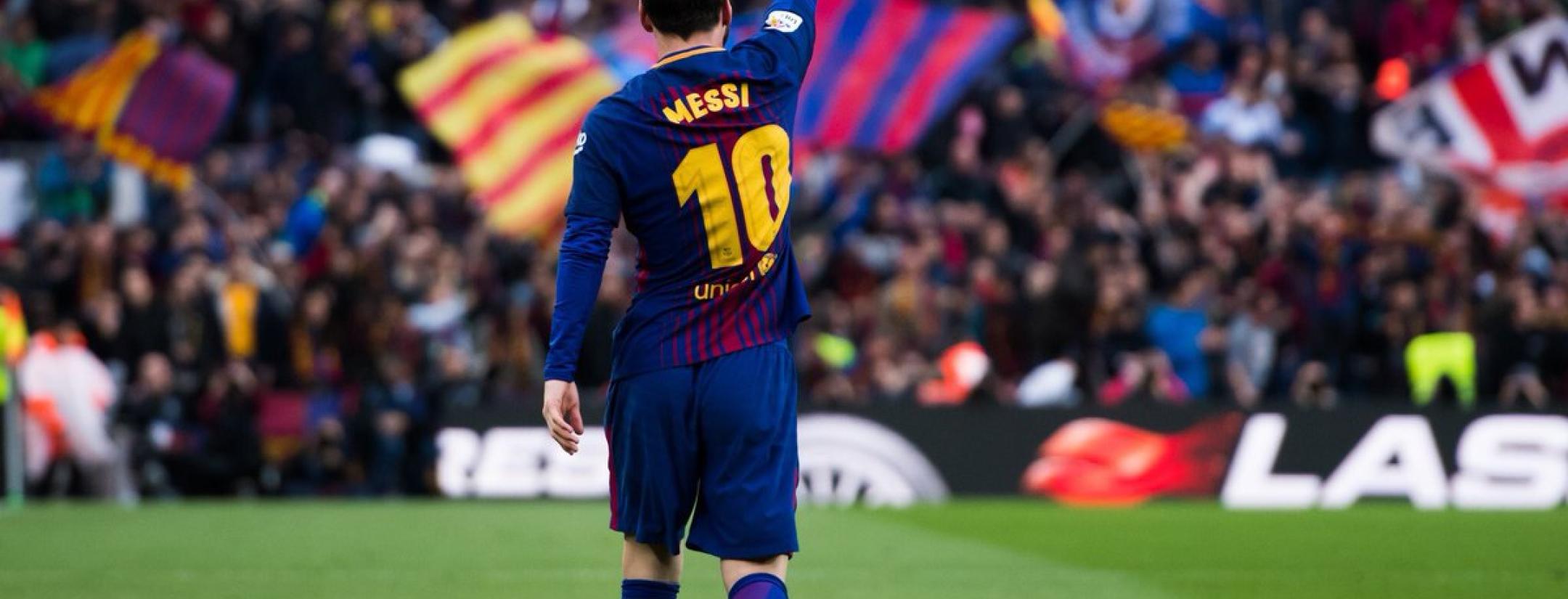 Lionel Messi assists Luis Suarez