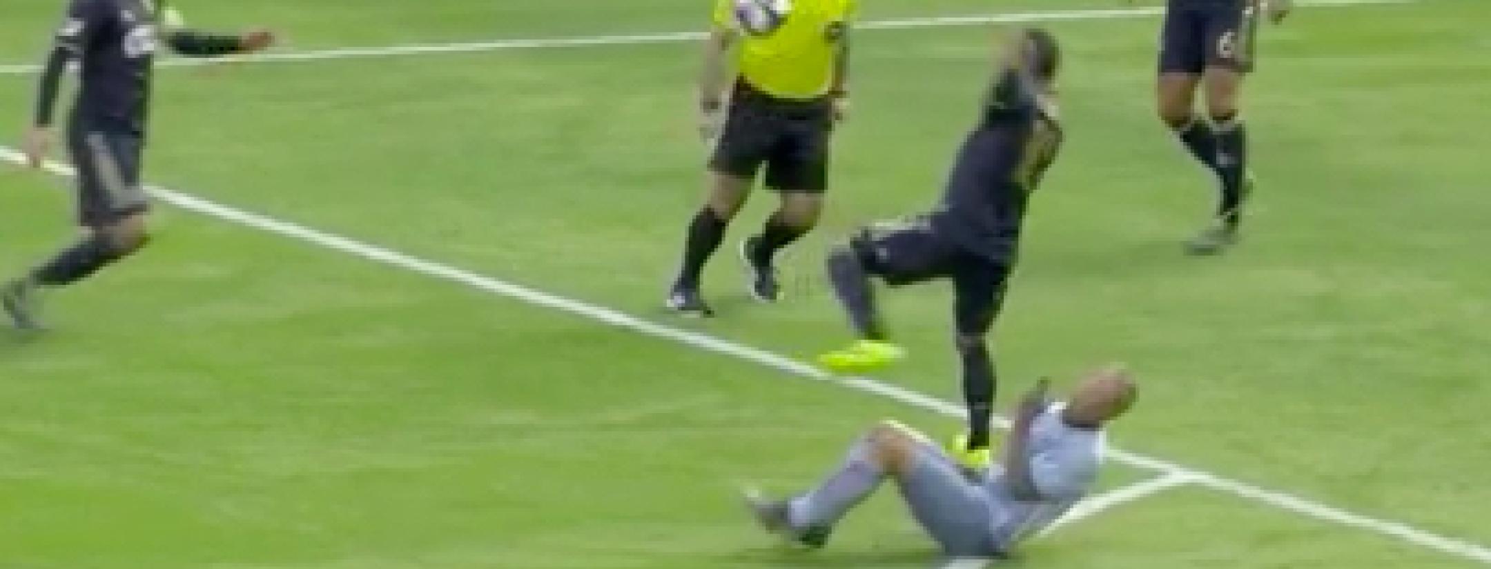 Marco Fabian red card