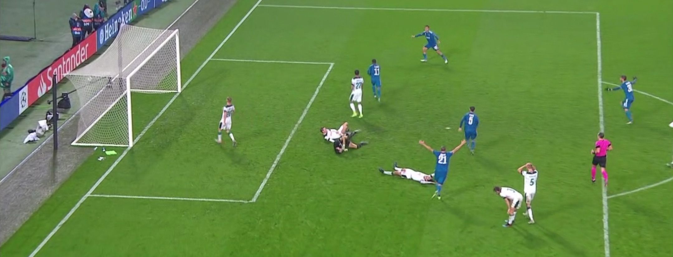 Douglas Costa Goal vs Lokomotiv Moscow