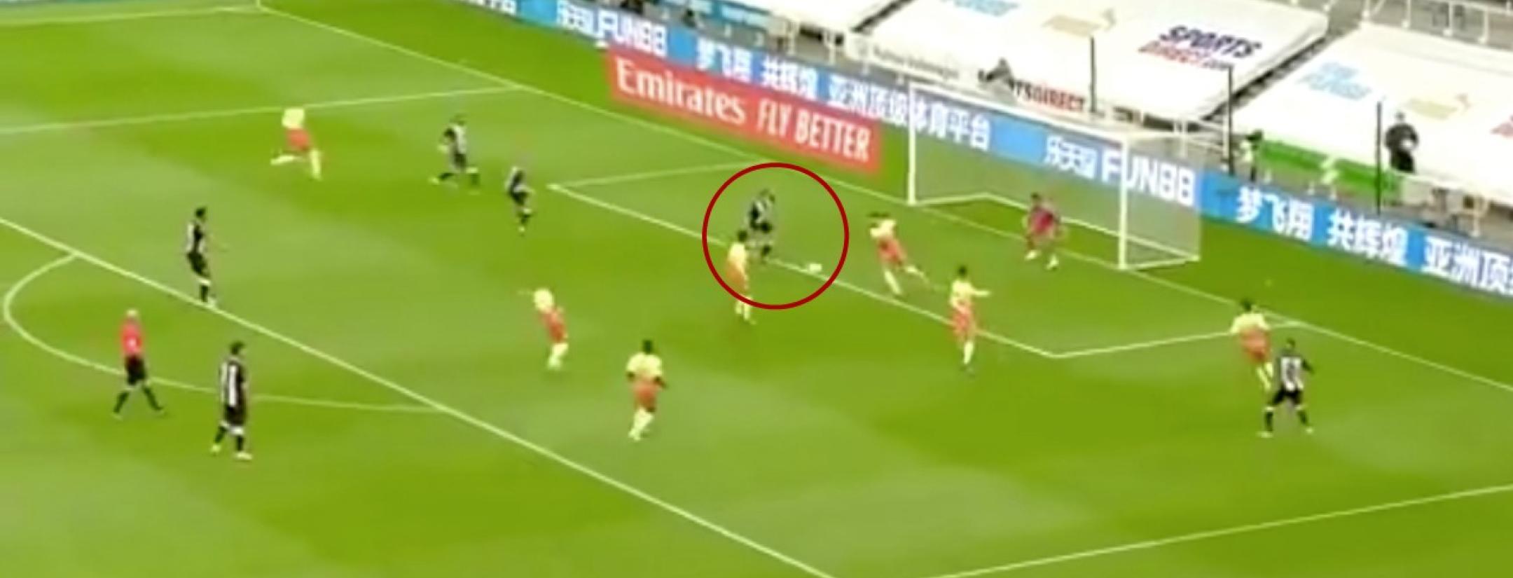 Dwight Gayle miss vs Man City