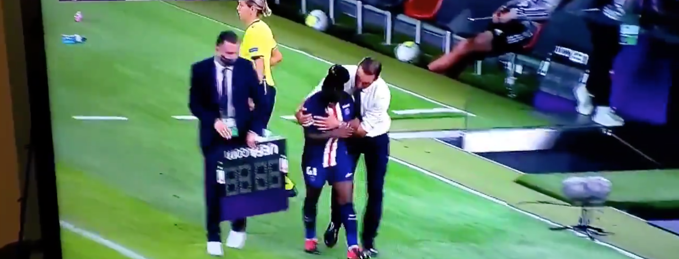 PSG Coach Olivier Echouafni Gropes Player