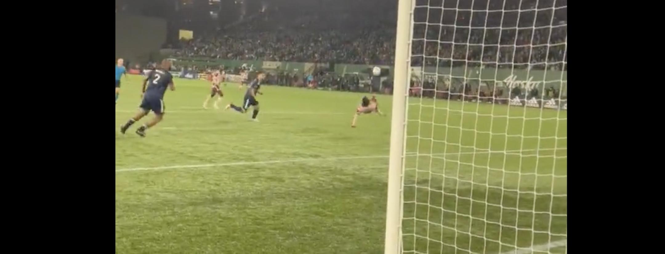 Yimmi Chara bicycle kick