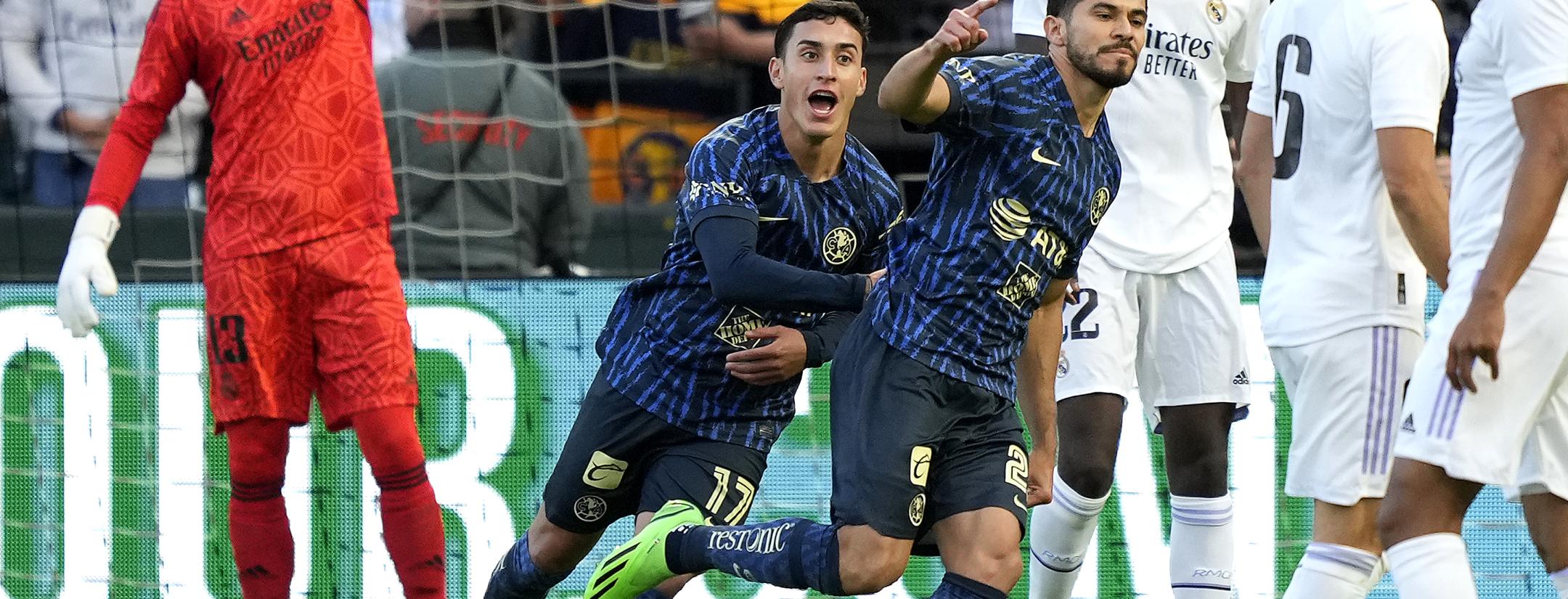 Henry Martín scores the first goal of the America Real Madrid game.