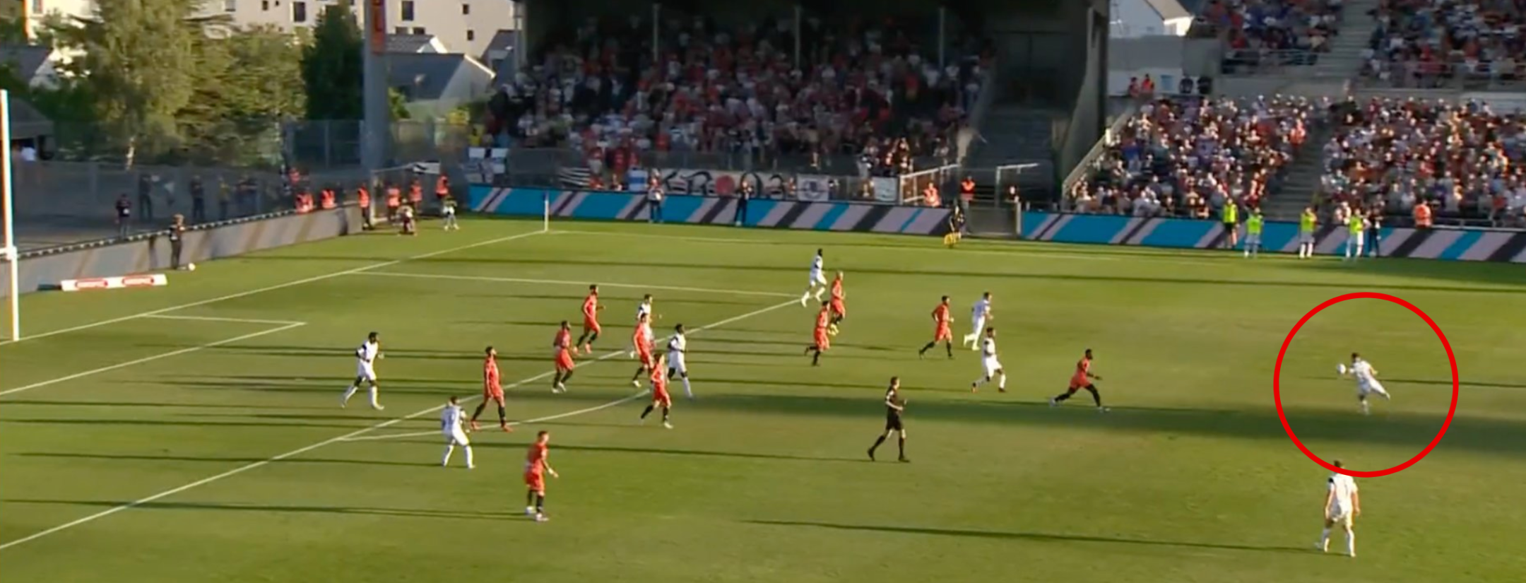 Jérémy Livolant scores an outrageous goal for Guingamp in Ligue 2 (@PVSportFR | Twitter)