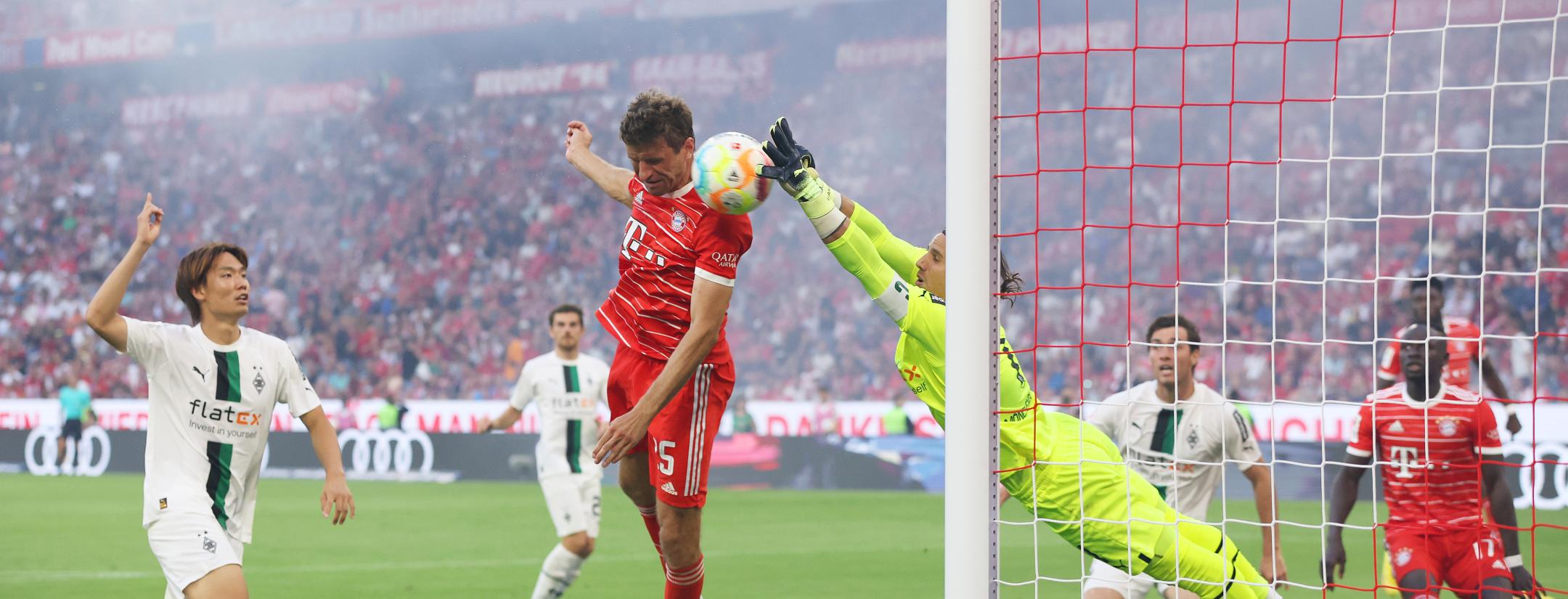 Yann Sommer saves Thomas Müller's header.