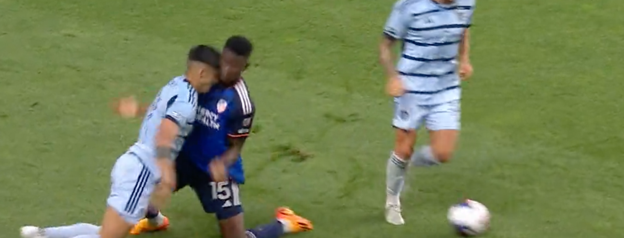 Cabezazo de Alan Pulido a Yerson Mosquera.