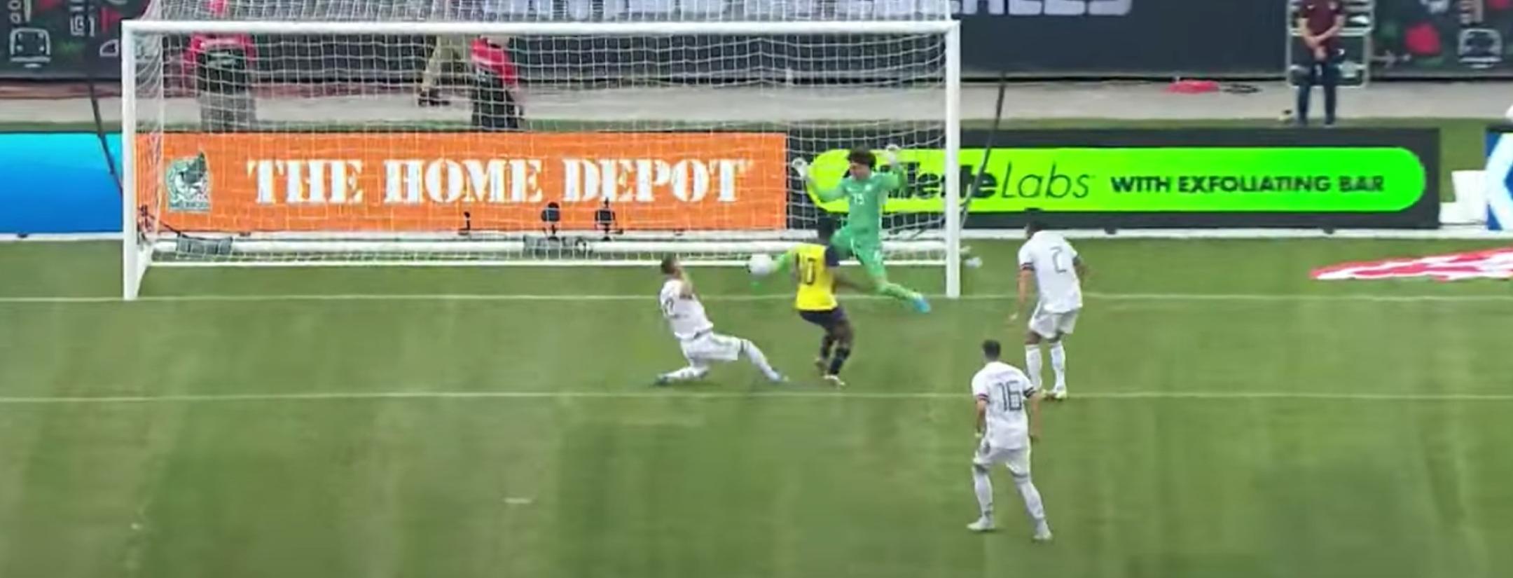 Atajada de Memo Ochoa vs Ecuador