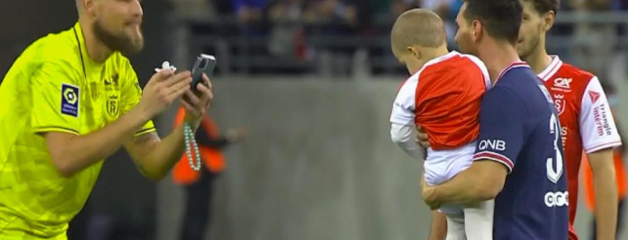 Keeper takes photo of Messi with son