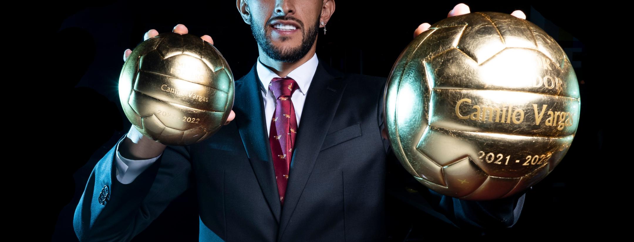 Camilo Vargas recibe el Balón de Oro 2022