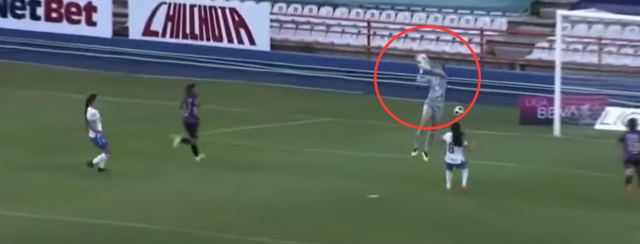 Error Esthefanny Barreras vs Cruz Azul