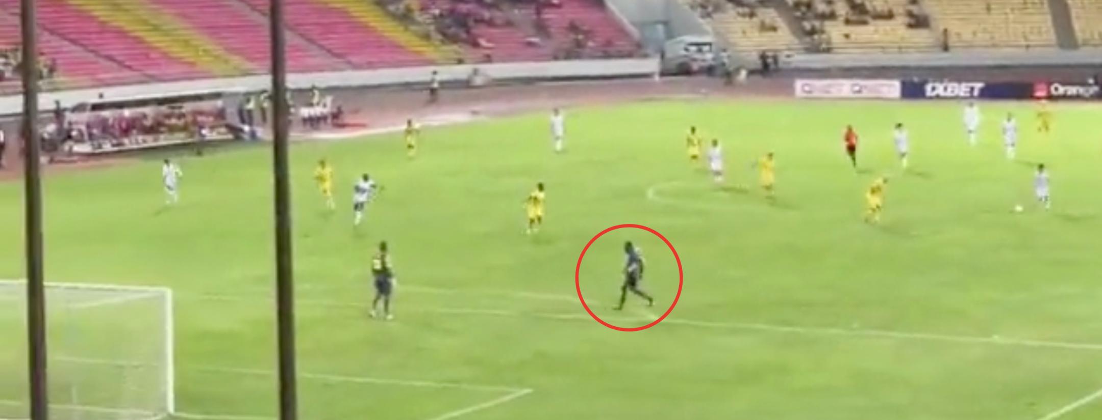 Fan attacks keeper during African Champions League match