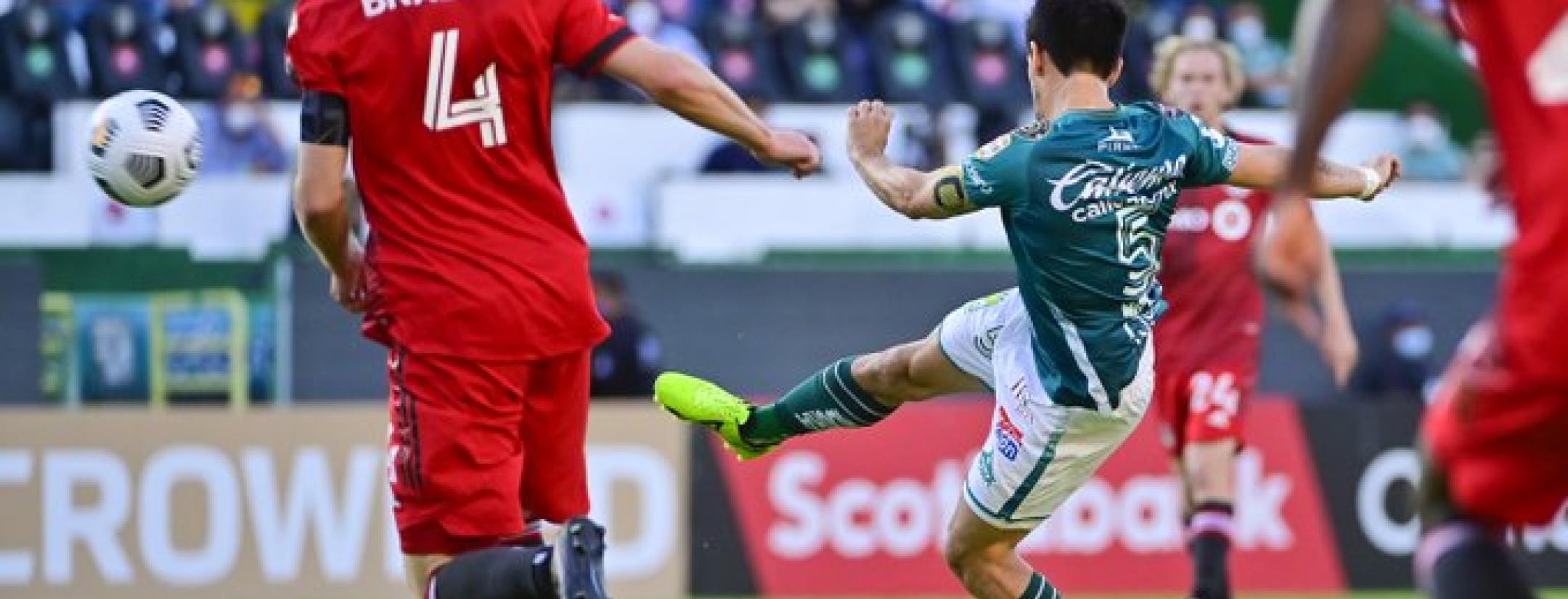 Fernando Navarro volley