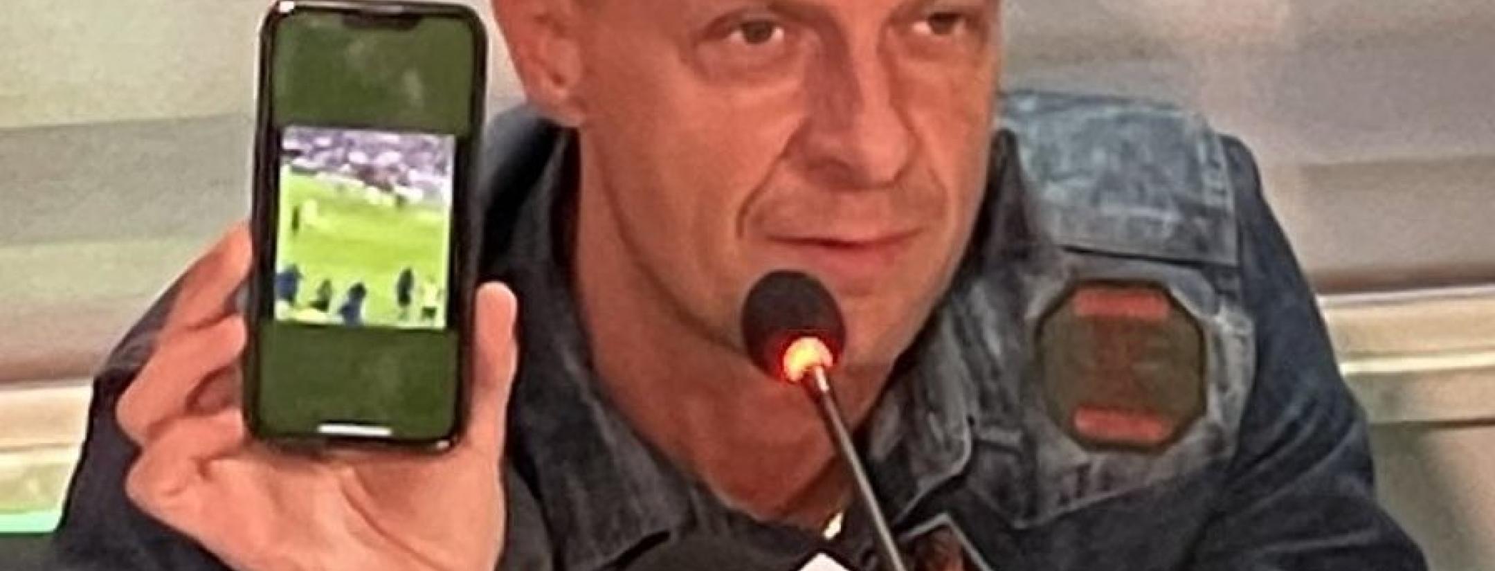 Szymon Marciniak Show Photo On Phone