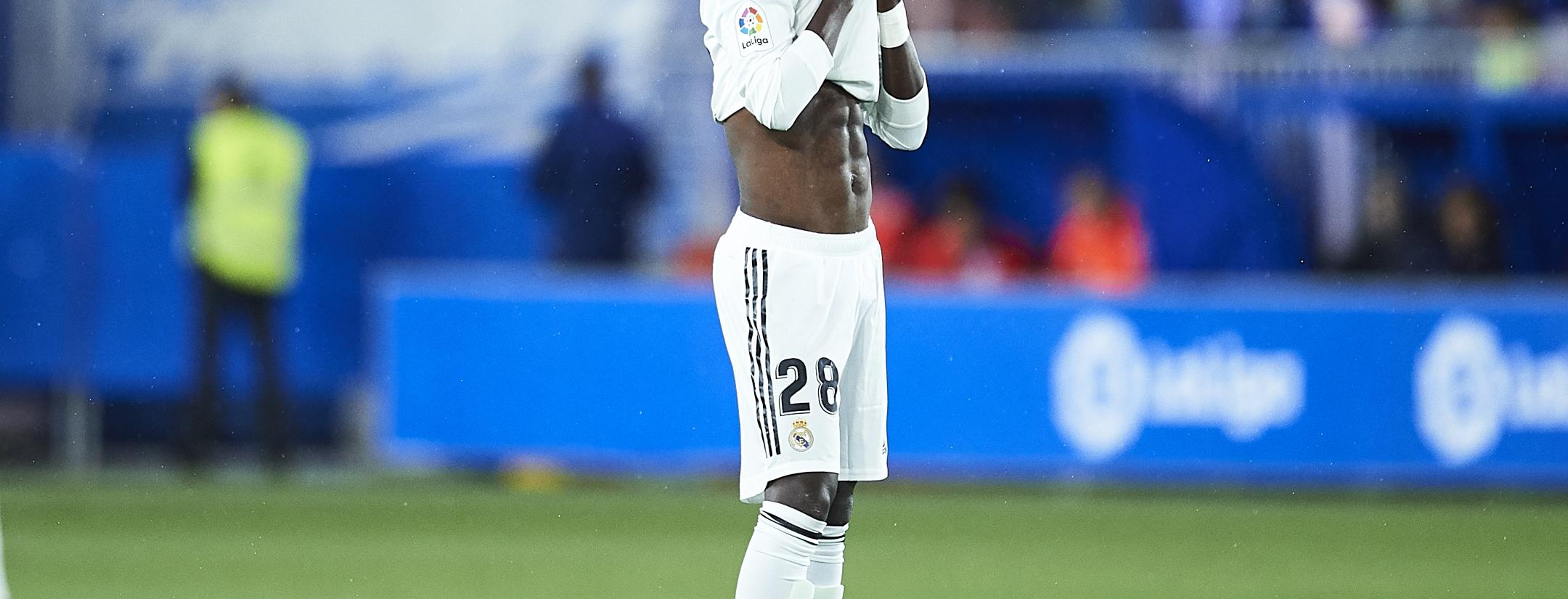 Vinícius Júnior free kick