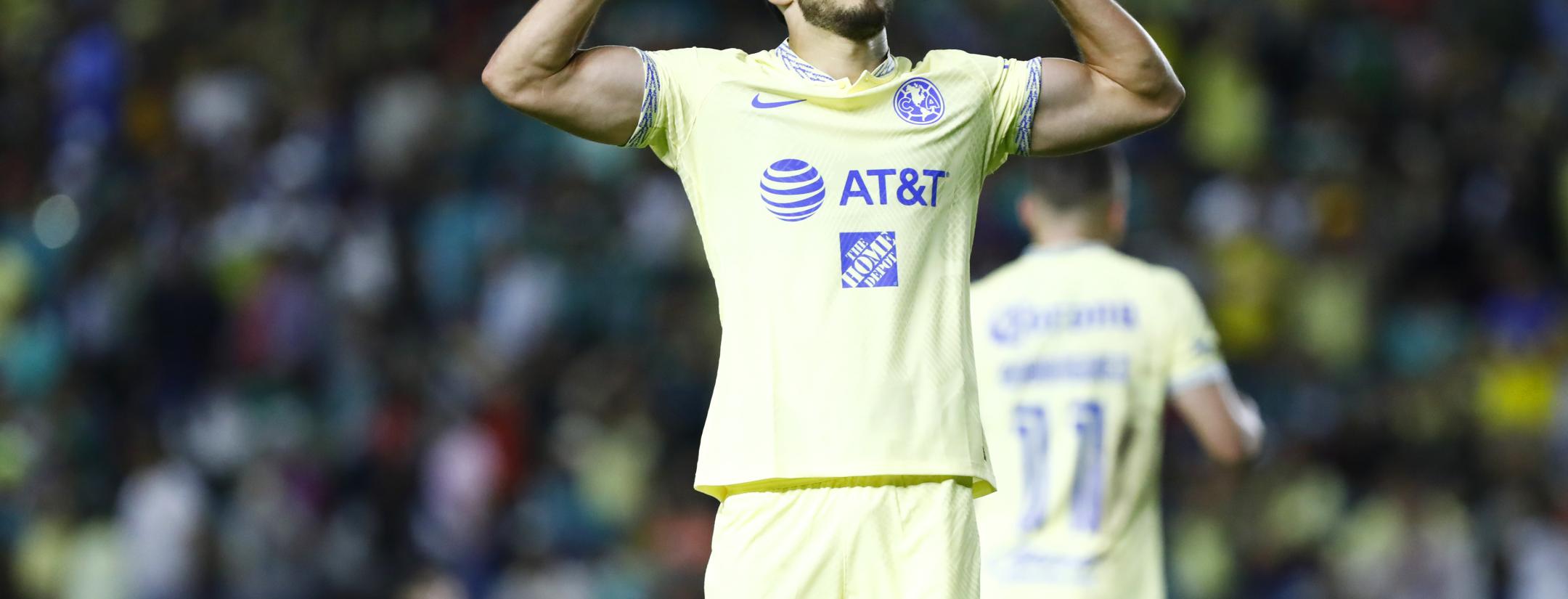 Henry Martín celebra gol vs Pachuca