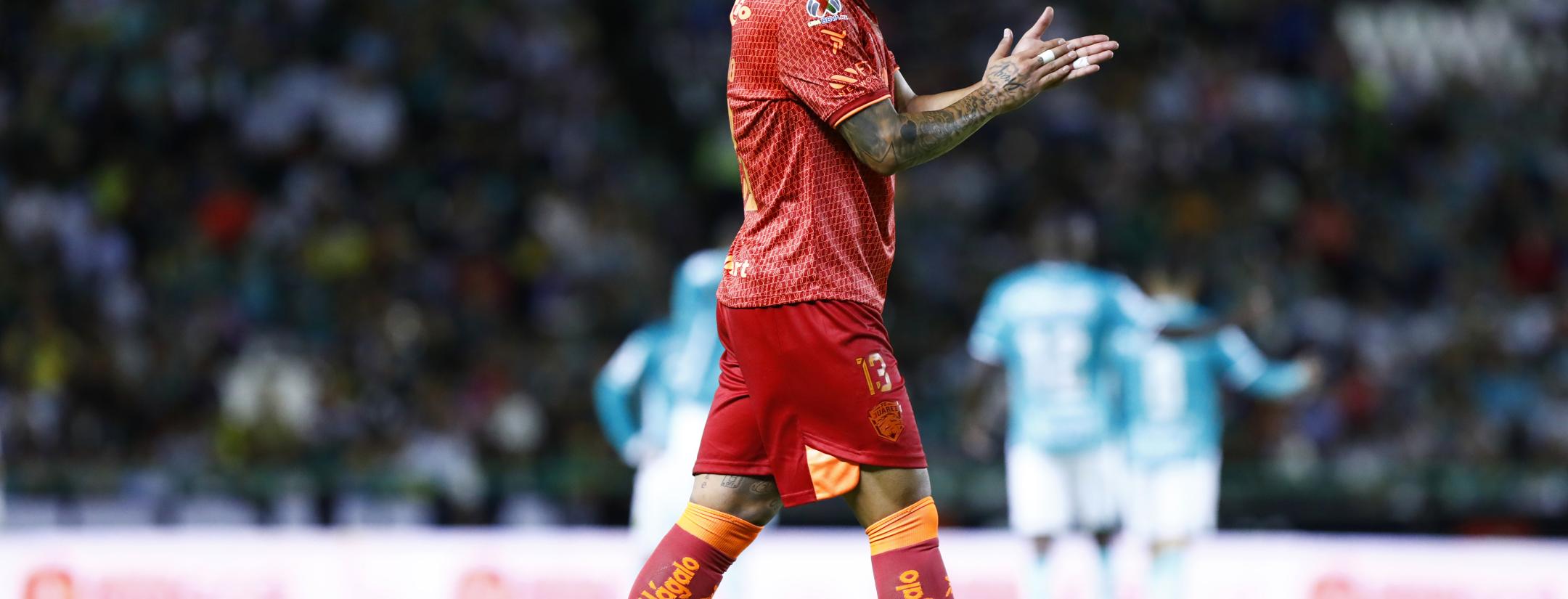 Carlos Salcedo tuitea en medio del León vs Juárez