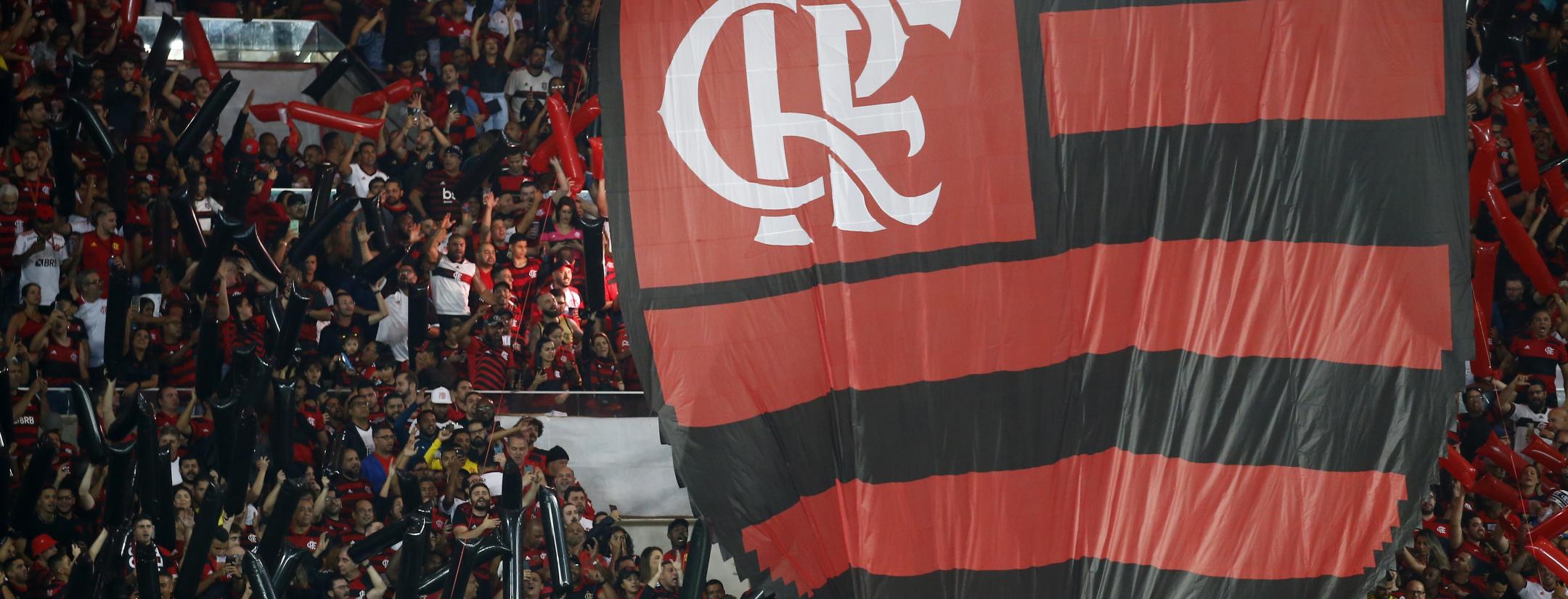 Flamengo fans call Pelé pothead during minute of silence on his honor.