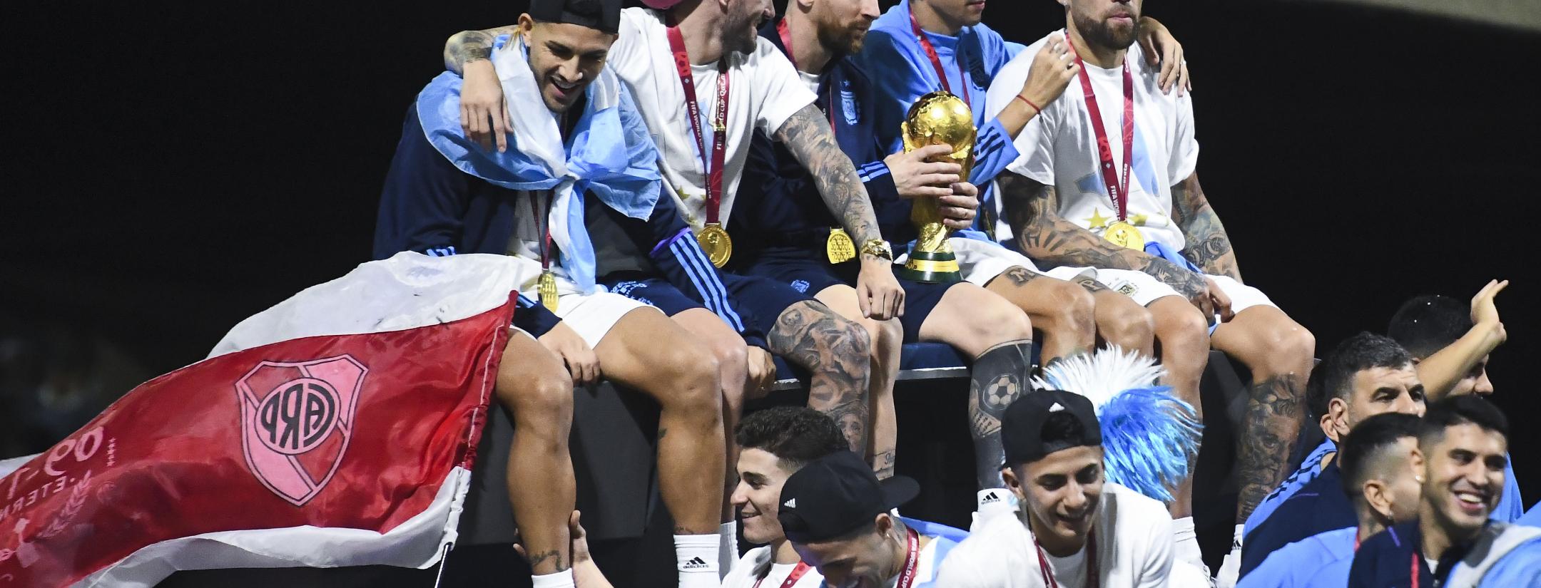 Messi almost hit by a street cable