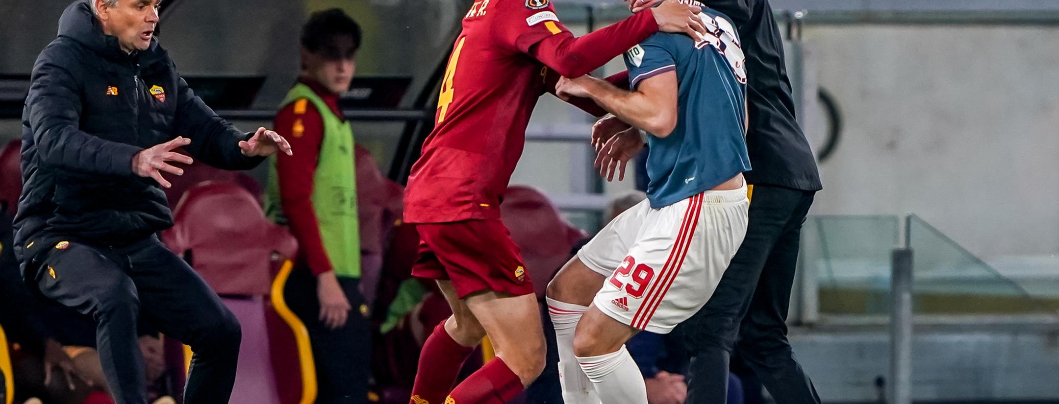 Asistente de Mourinho agrede a Santi Giménez